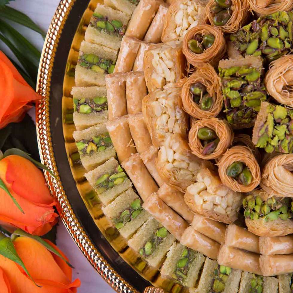 حلويات تقليدية للضيوف.